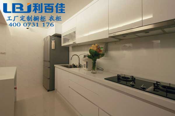 長(zhǎng)姿勢(shì)：烤漆櫥柜的優(yōu)缺點(diǎn)！
