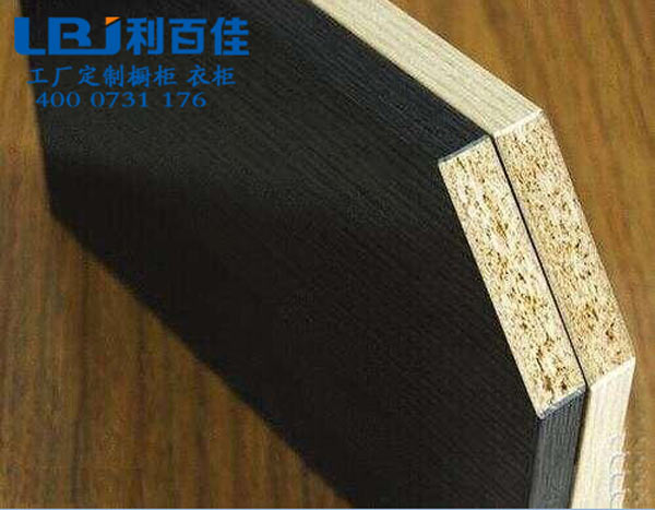先收藏吧，定制整體衣柜柜體選材之實(shí)木顆粒板