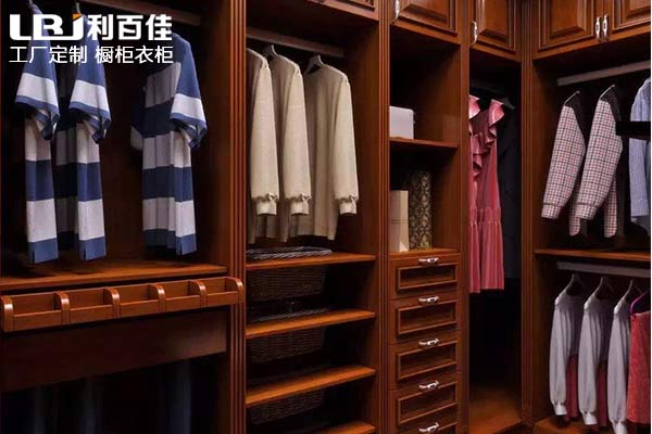 實(shí)木整體衣柜如何辨別？利百佳全屋定制有方法！