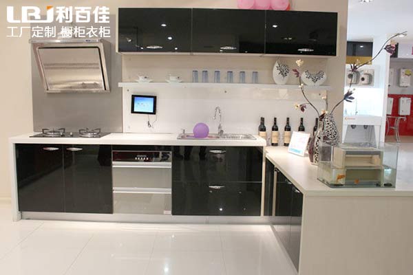 利百佳全屋定制|烤漆櫥柜保養(yǎng)得如此美，原來有妙招！