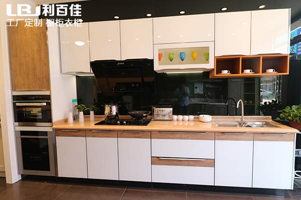 整體櫥柜定制不知道去哪？來利百佳全屋定制瞧瞧！