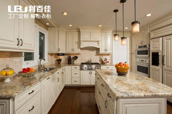 整體櫥柜定制和磚砌櫥柜哪個(gè)好？這樣比你就明白了