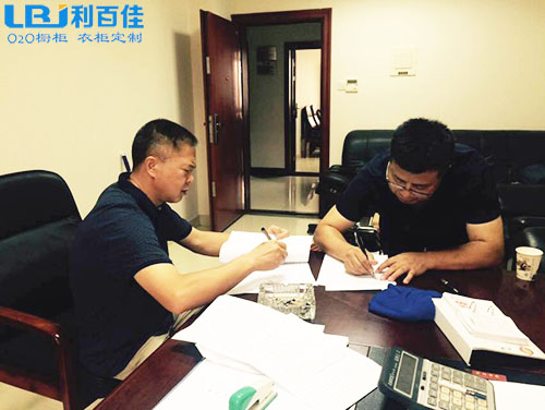 海南項(xiàng)目合同簽訂現(xiàn)場.jpg